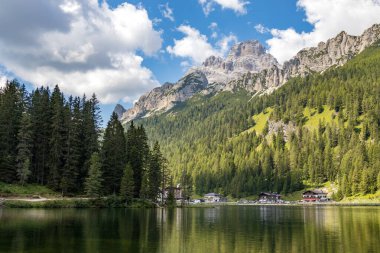 MISURINA Gölü, VENETO / ITALY - 9 Ağustos 2020 'de Veneto, İtalya' da Auronzo di Cadore yakınlarındaki Misurina Gölü manzarası. Tanımlanamayan kişiler