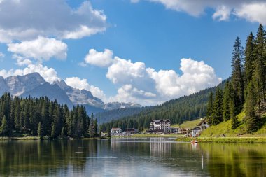 MISURINA Gölü, VENETO / ITALY - 9 Ağustos 2020 'de Veneto, İtalya' da Auronzo di Cadore yakınlarındaki Misurina Gölü manzarası. Tanımlanamayan kişiler