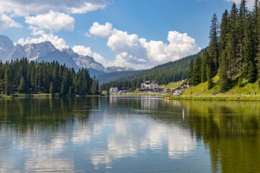 MISURINA Gölü, VENETO / ITALY - 9 Ağustos 2020 'de Veneto, İtalya' da Auronzo di Cadore yakınlarındaki Misurina Gölü manzarası. Tanımlanamayan kişiler