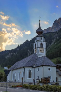 COLFOSCO, SOUTH TYROL / ITALY - 8 AĞUSTOS: Colfosco, Güney Tyrol, İtalya 'daki St. Vigilius Kilisesi 8 Ağustos 2020