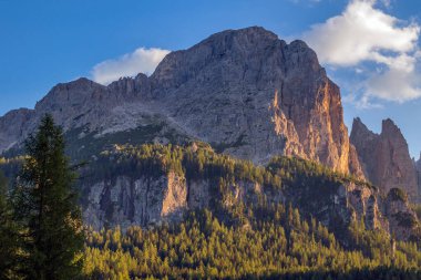 Colfosco, Güney Tyrol, İtalya 'dan Dolomitlerin manzarası