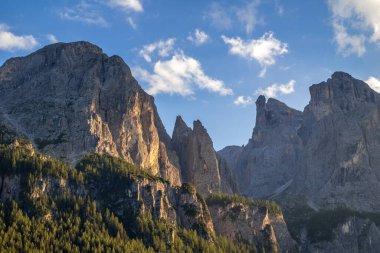 Colfosco, Güney Tyrol, İtalya 'dan Dolomitlerin manzarası