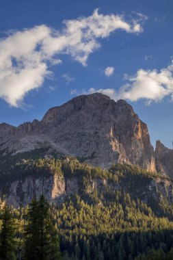 Colfosco, Güney Tyrol, İtalya 'dan Dolomitlerin manzarası