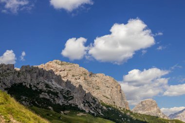 Güney Tyrol, İtalya 'daki Gardena Geçidi' nden Dolomitlerin görüntüsü