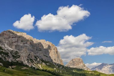 Güney Tyrol, İtalya 'daki Gardena Geçidi' nden Dolomitlerin görüntüsü