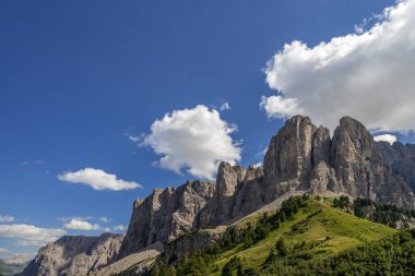 Güney Tyrol, İtalya 'daki Gardena Geçidi' nden Dolomitlerin görüntüsü