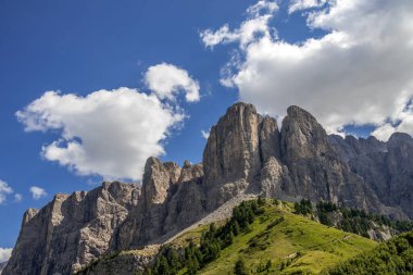 Güney Tyrol, İtalya 'daki Gardena Geçidi' nden Dolomitlerin görüntüsü