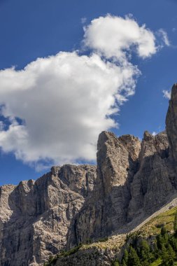 Güney Tyrol, İtalya 'daki Gardena Geçidi' nden Dolomitlerin görüntüsü