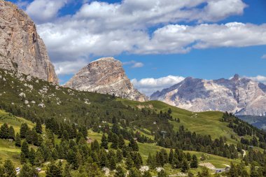 Güney Tyrol, İtalya 'daki Gardena Geçidi' nden Dolomitlerin görüntüsü
