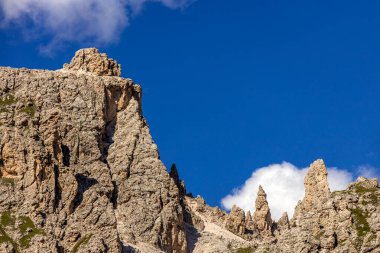 Güney Tyrol, İtalya 'daki Gardena Geçidi' nden Dolomitlerin görüntüsü