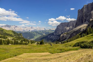 Güney Tyrol, İtalya 'daki Gardena Geçidi' nden Dolomitlerin görüntüsü
