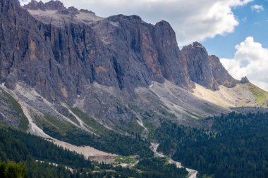 Güney Tyrol, İtalya 'daki Gardena Geçidi' nden Dolomitlerin görüntüsü