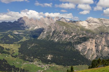 Selva, Güney Tyrol, İtalya yakınlarındaki Dolomitlerin görüntüsü