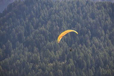 SELVA, SOUTH TYROL / ITALY - 8 AĞUSTOS: 8 Ağustos 2020 tarihinde İtalya 'nın Güney Tyrol kenti yakınlarındaki Dolomitlerde paragliding. Tanımlanamayan kişi