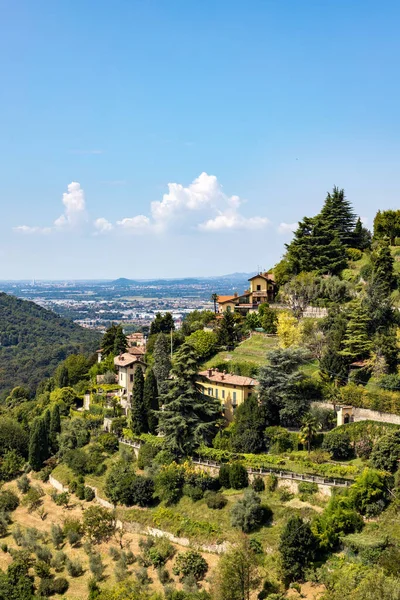 BERGAMO, LOMBARDY / ITALY - 14 Ağustos 2020 'de Bergamo' daki Citta Alta 'dan görüntü