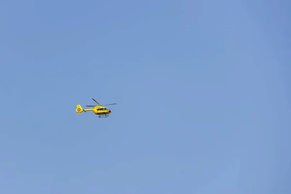 Torre Roveri Lombardy Italy Agosto Helicóptero Amarelo Sobrevoando Torre Roveri — Fotografia de Stock