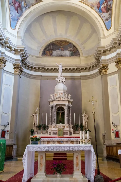 Candid, VENETO / ITALY - 10 Ağustos 2020 'de Candide, İtalya' da Santa Maria Assunta Kilisesi 'nin iç manzarası