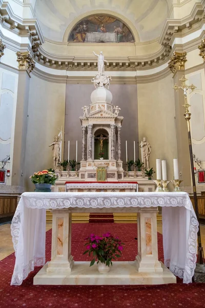 Candid, VENETO / ITALY - 10 Ağustos 2020 'de Candide, İtalya' da Santa Maria Assunta Kilisesi 'nin iç manzarası