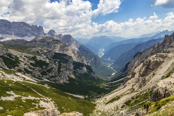Dolomitlerdeki Üç Tepe 'ye yaklaş