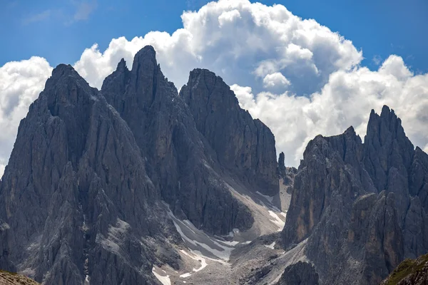 Dolomitlerdeki Üç Zirve Manzarası