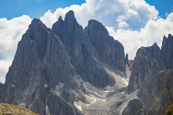 Dolomitlerdeki Üç Zirve Manzarası
