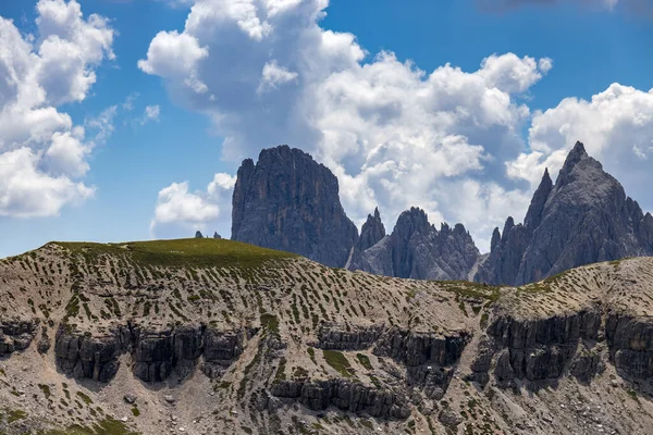 Dolomitlerdeki Üç Zirve Manzarası