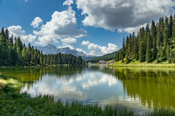 MISURINA Gölü, VENETO / ITALY - 9 Ağustos 2020 'de Veneto, İtalya' da Auronzo di Cadore yakınlarındaki Misurina Gölü manzarası. Tanımlanamayan kişiler