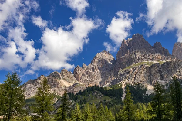 Cortina d 'Ampezzo, Veneto, İtalya yakınlarındaki Dolomitlerde dağlar