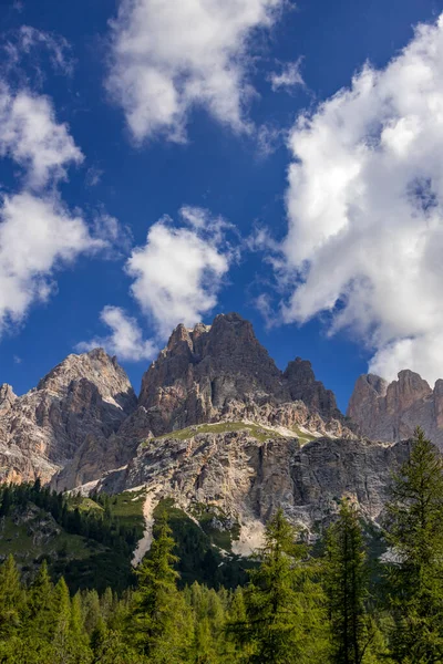 Cortina d 'Ampezzo, Veneto, İtalya yakınlarındaki Dolomitlerde dağlar
