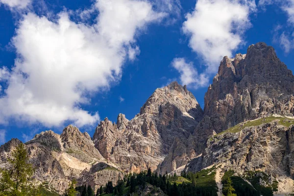 Cortina d 'Ampezzo, Veneto, İtalya yakınlarındaki Dolomitlerde dağlar
