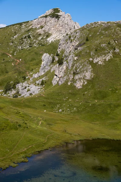 Corvara, Güney Tyrol, İtalya yakınlarındaki Dolomitler 'de küçük bir göl manzarası
