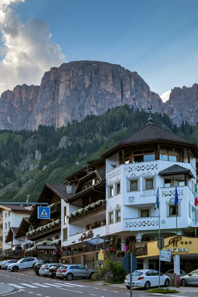 COLFOSCO, SOUTH TYROL / ITALY - 8 Ağustos 2020 'de Güney Tyrol, Colfosco' daki binaların görüntüsü. Kimliği belirsiz iki kişi.