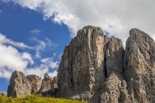 Güney Tyrol, İtalya 'daki Gardena Geçidi' nden Dolomitlerin görüntüsü