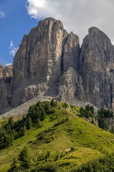 Güney Tyrol, İtalya 'daki Gardena Geçidi' nden Dolomitlerin görüntüsü