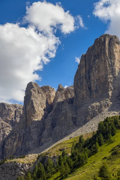 Güney Tyrol, İtalya 'daki Gardena Geçidi' nden Dolomitlerin görüntüsü