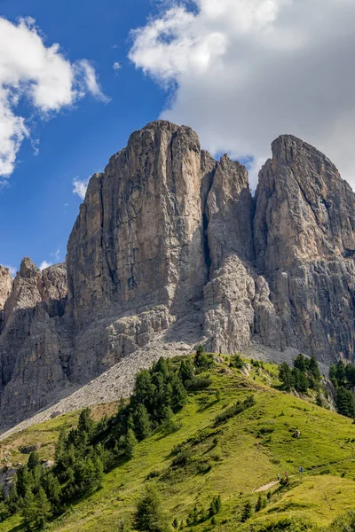 Güney Tyrol, İtalya 'daki Gardena Geçidi' nden Dolomitlerin görüntüsü