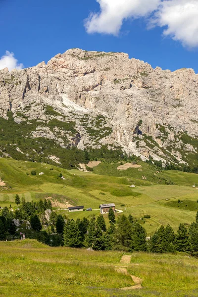 Güney Tyrol, İtalya 'daki Gardena Geçidi' nden Dolomitlerin görüntüsü