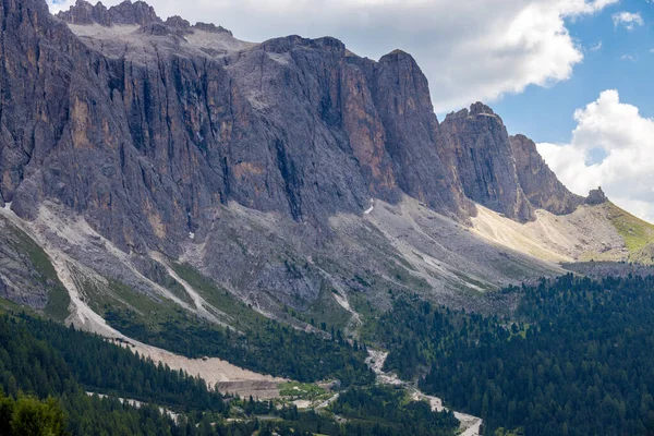 Güney Tyrol, İtalya 'daki Gardena Geçidi' nden Dolomitlerin görüntüsü