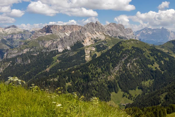 Selva, Güney Tyrol, İtalya yakınlarındaki Dolomitlerin görüntüsü