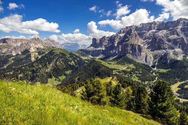 Selva, Güney Tyrol, İtalya yakınlarındaki Dolomitlerin görüntüsü
