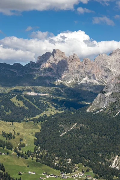 Selva, Güney Tyrol, İtalya yakınlarındaki Dolomitlerin görüntüsü