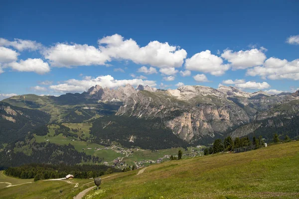 Selva, Güney Tyrol, İtalya yakınlarındaki Dolomitlerin görüntüsü