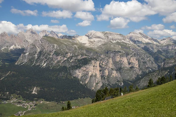 Selva, Güney Tyrol, İtalya yakınlarındaki Dolomitlerin görüntüsü