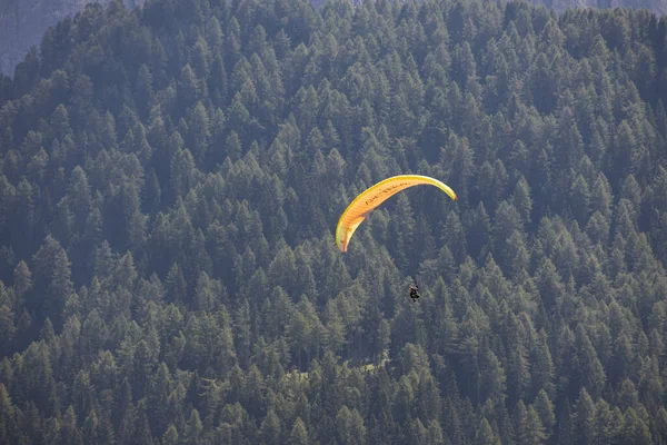 Selva South Tyrol Italy 8月8日 2020年8月8日にイタリアの南チロル州セルヴァ近郊のドロマイトでパラグライダー 未確認者 — ストック写真