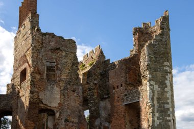 MIDHURST, BATI SUSSEX / UK - 1 Eylül 2020 'de Midhurst, Batı Sussex' teki Cowdray Kalesi harabelerinin görüntüsü