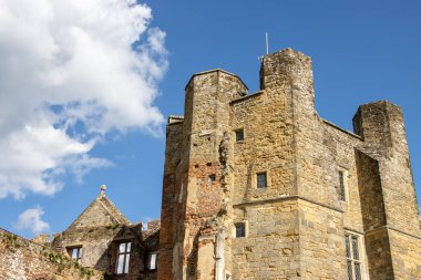 MIDHURST, BATI SUSSEX / UK - 1 Eylül 2020 'de Midhurst, Batı Sussex' teki Cowdray Kalesi harabelerinin görüntüsü