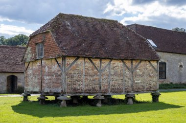 MIDHURST, BATI SUSSEX / UK - 1 Eylül 2020 'de Midhurst, Batı Sussex' teki farelerin erişimini engellemek için zehirli mantarlar üzerine kurulu Cowdray Castle ortaçağ tahıl ambarı manzarası