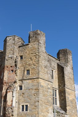 MIDHURST, BATI SUSSEX / UK - 1 Eylül 2020 'de Midhurst, Batı Sussex' teki Cowdray Kalesi harabelerinin görüntüsü