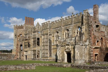 MIDHURST, BATI SUSSEX / UK - 1 Eylül 2020 'de Midhurst, Batı Sussex' teki Cowdray Kalesi harabelerinin görüntüsü