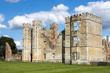 MIDHURST, BATI SUSSEX / UK - 1 Eylül 2020 'de Midhurst, Batı Sussex' teki Cowdray Kalesi harabelerinin görüntüsü